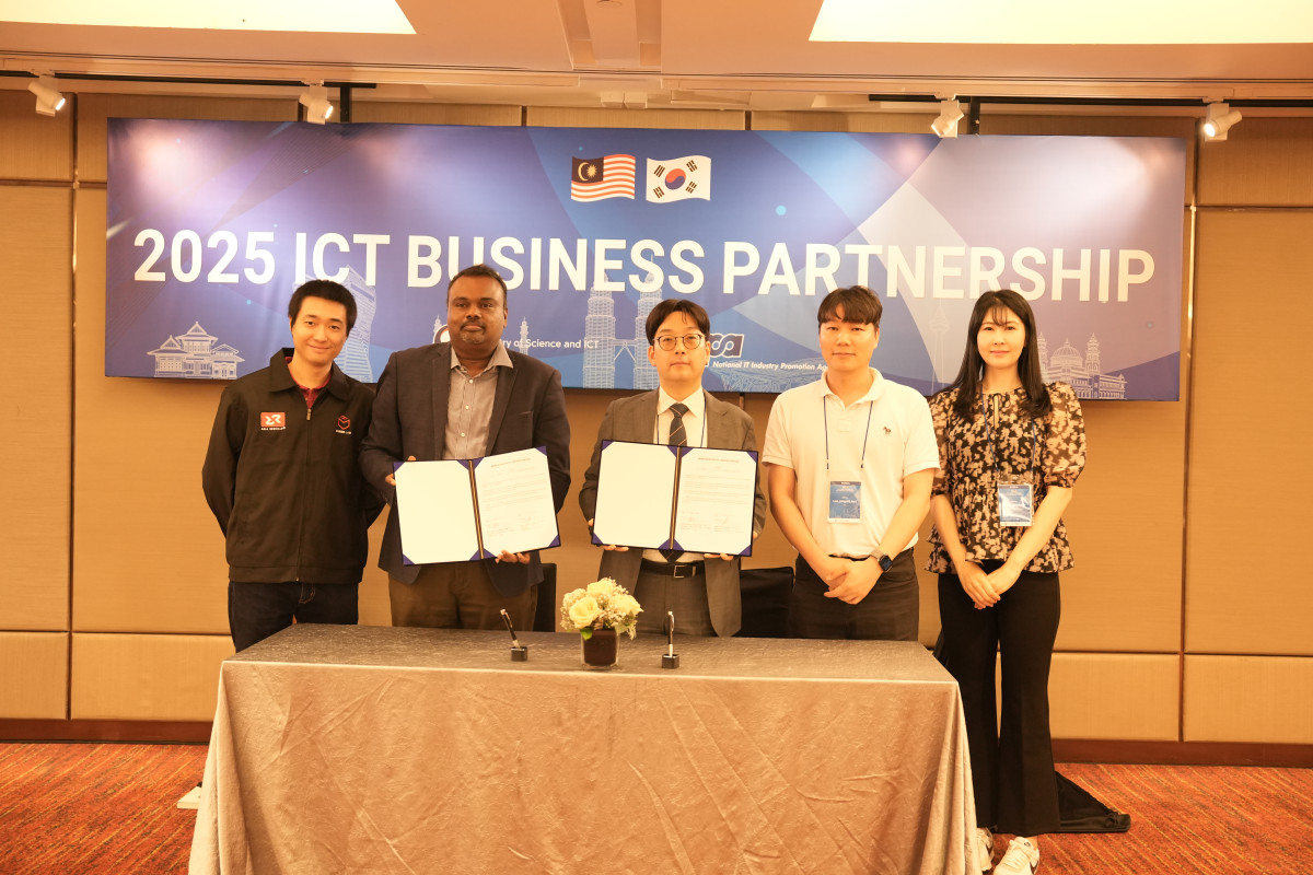 ▲와이엠엑스가 5월30일 말레이시아 쿠알라룸푸르에서 열린 '2025년 한-말레이시아 ICT 비즈니스 파트너십'에서는 현지 산업용 XR 전문기업 ‘Cuberlab(큐버랩)'과 양해각서(MOU)를 체결하고 있다. 사진제공 와이엠엑스 (사진제공=와이엠엑스)