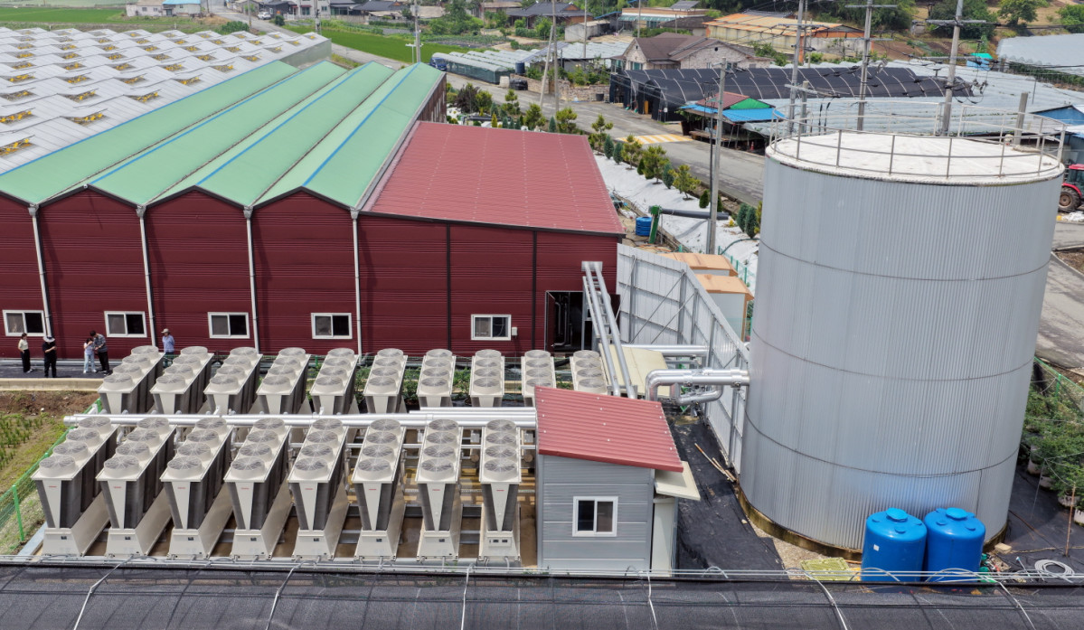 ▲전북 김제에 위치한 8000평 규모의 스마트팜에 설치된 오텍캐리어의 히트펌프 솔루션 ‘USX Edge’ (사진제공-오텍그룹)