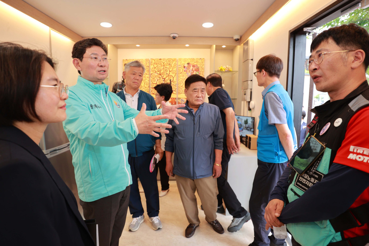 ▲2일 기흥구 이동노동자쉼터에서 이상일 시장이 참석자들과 쉼터를 둘러보고 있다. (용인특례시)