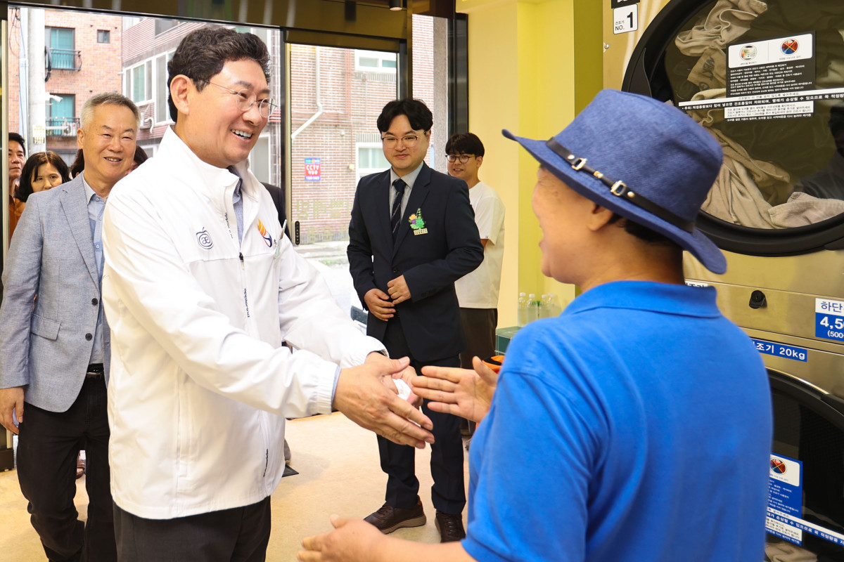 ▲이상일 용인특례시장이 2일 개소한 '시니어 빨래방 2호점'의 시설을 둘러보면서 사업에 참여한 어르신과 의견을 나누고 있다. (용인특례시)