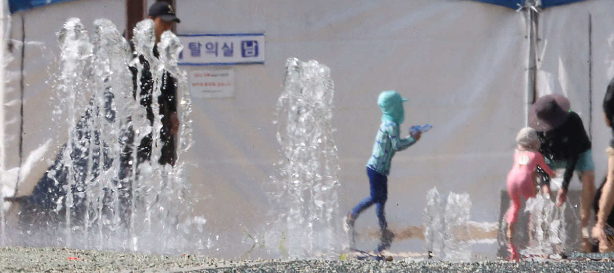 ▲전국 대부분 지역에 폭염 특보가 발효된 1일 대구 수성구 수성패밀리파크 물놀이장에서 시민들이 뜨거운 날씨에 물놀이하며 더위를 식히고 있다. (연합뉴스)