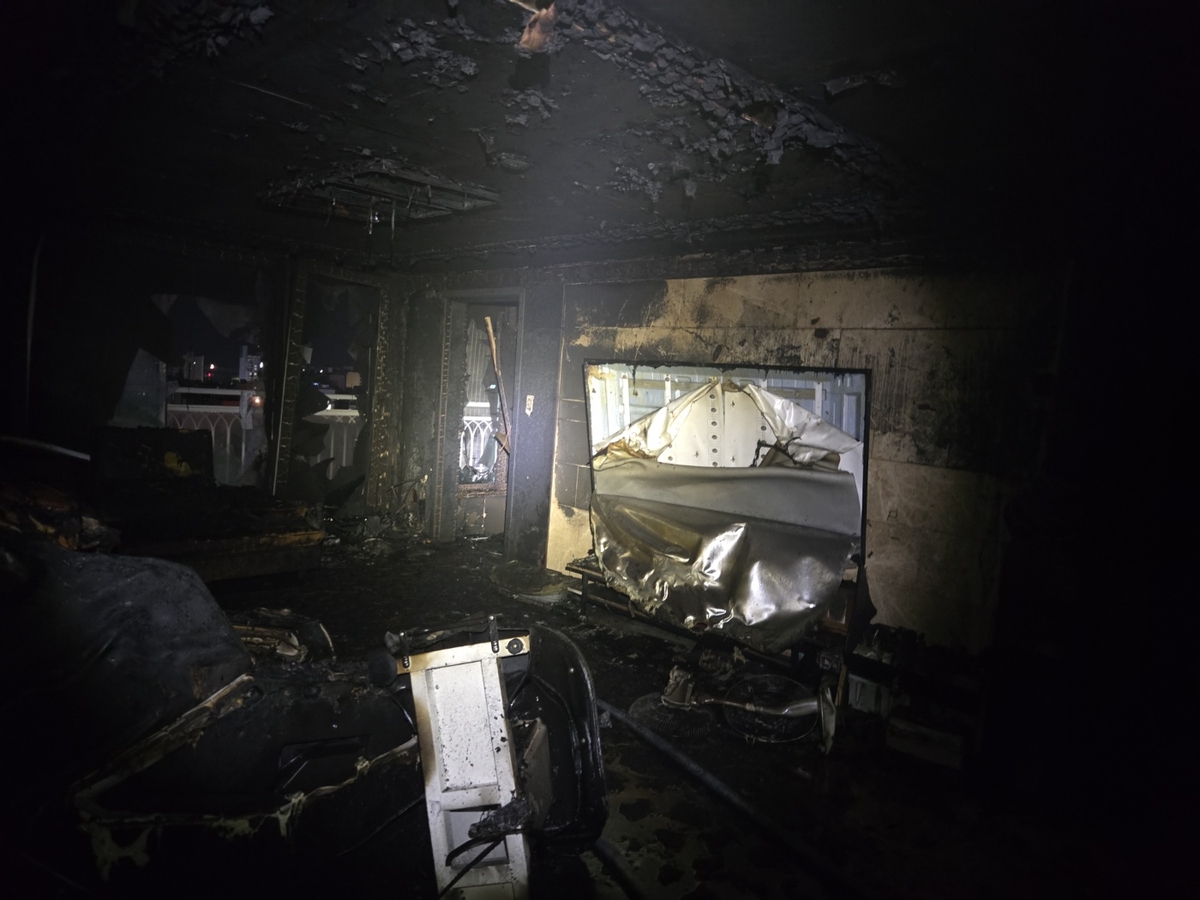 ▲불이 난 아파트 내부 모습. 부산소방본부 제공