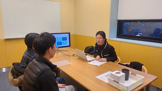 ▲일대일 맞춤형 입시상담을 받고 있는 구민 학생. (사진제공=양천구)