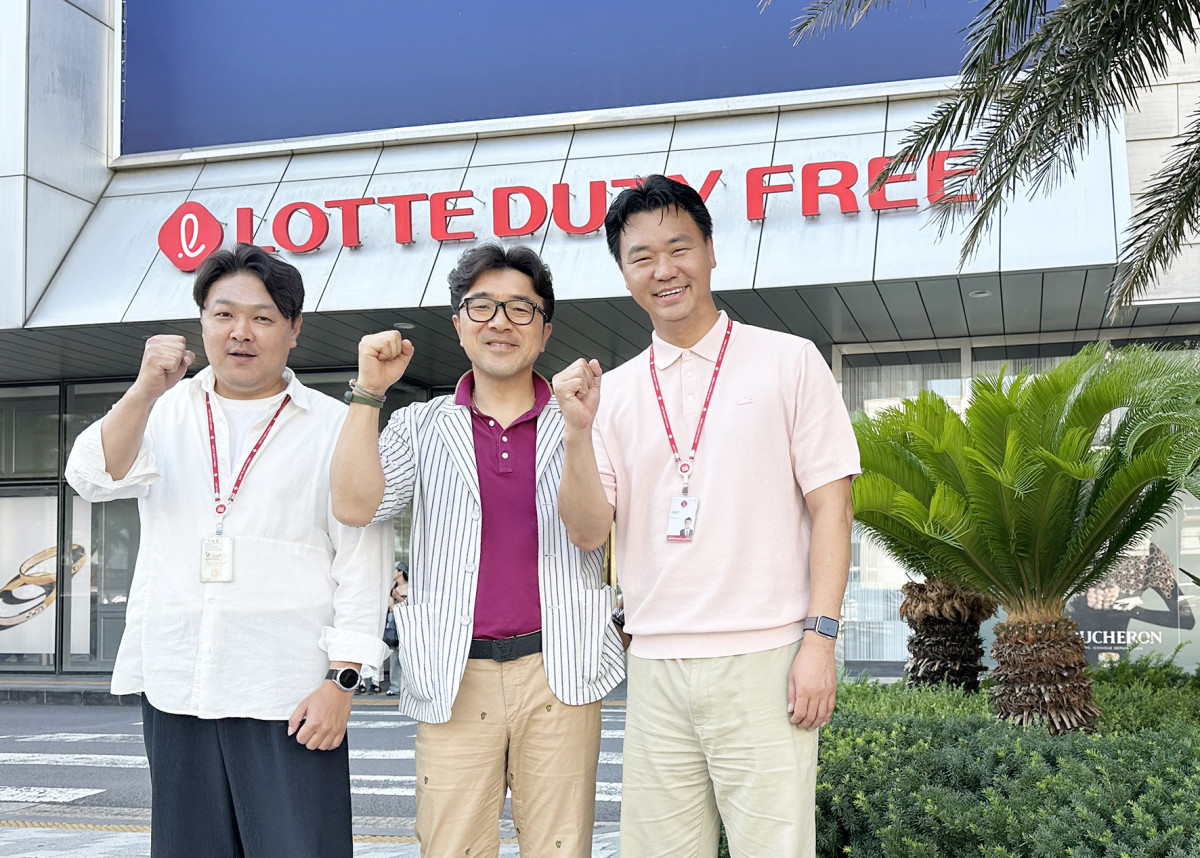 ▲사진 왼쪽부터 신속한 응급조치와 심폐소생술로 의식을 잃고 쓰러진 고객의 소중한 생명을 구한 김정우 롯데면세점 제주점 대리, 윤남호 제주공항점 점장, 김동진 제주점 사원. (사진제공=롯데면세점)