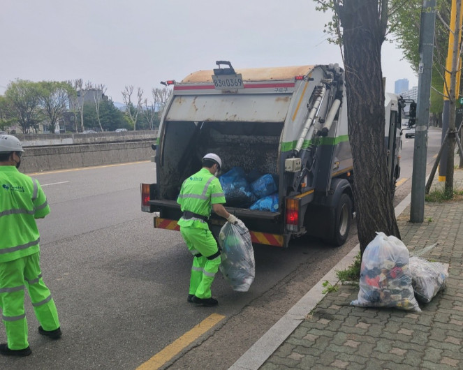 ▲구로구 환경미화원들이 생활폐기물을 수거하고 있다. (사진제공=구로구)