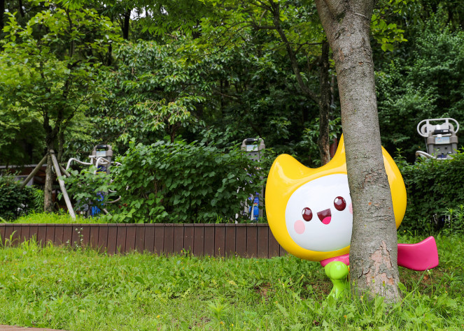 ▲구 대표 캐릭터 '금나래' 조형물 설치 모습. (사진제공=금천구)