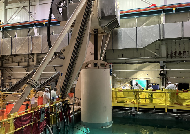 ▲인디안포인트 원전해체를 위해 사용후핵연료 저장용기를 특수 인양 시스템을 활용해 이송하고 있다. (사진제공=현대건설)