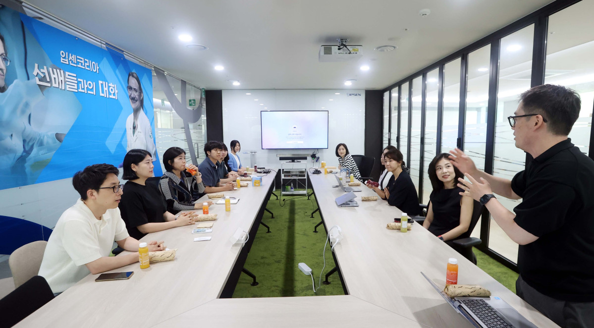 ▲‘입센코리아 선배들과의 대화’에 참석한 학생 인턴들과 입센코리아 임직원들이 대화하고 있다. (입센코리아)