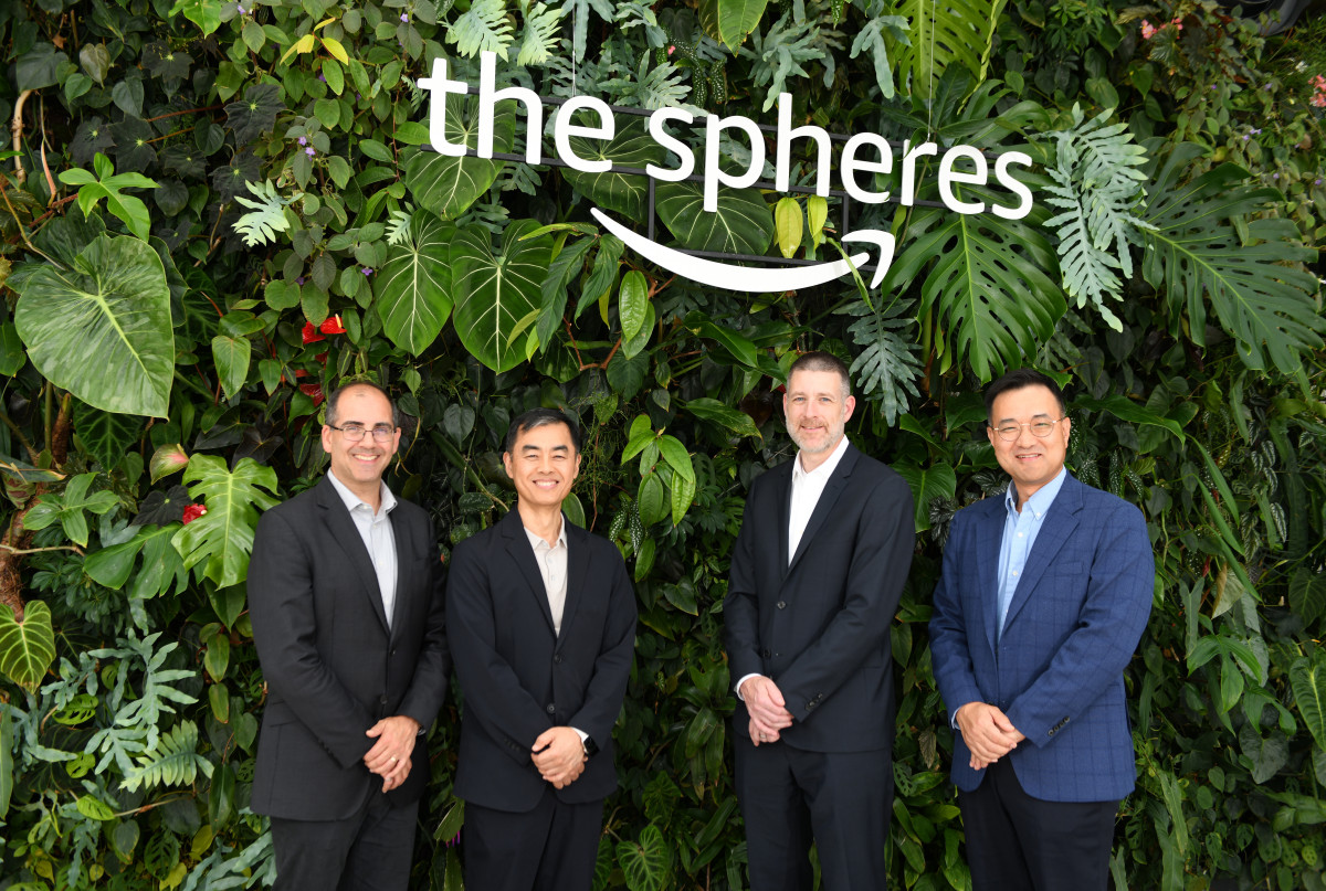 ▲현대제철-AWS 주요 임원들이 협약을 체결한 후 기념촬영을 하고 있다. 왼쪽부터 마틴 맬릭 AWS 부사장, 김승회 현대제철 상무, 케리 퍼슨 AWS 부사장, 김후곤 현대제철 상무. (현대제철)