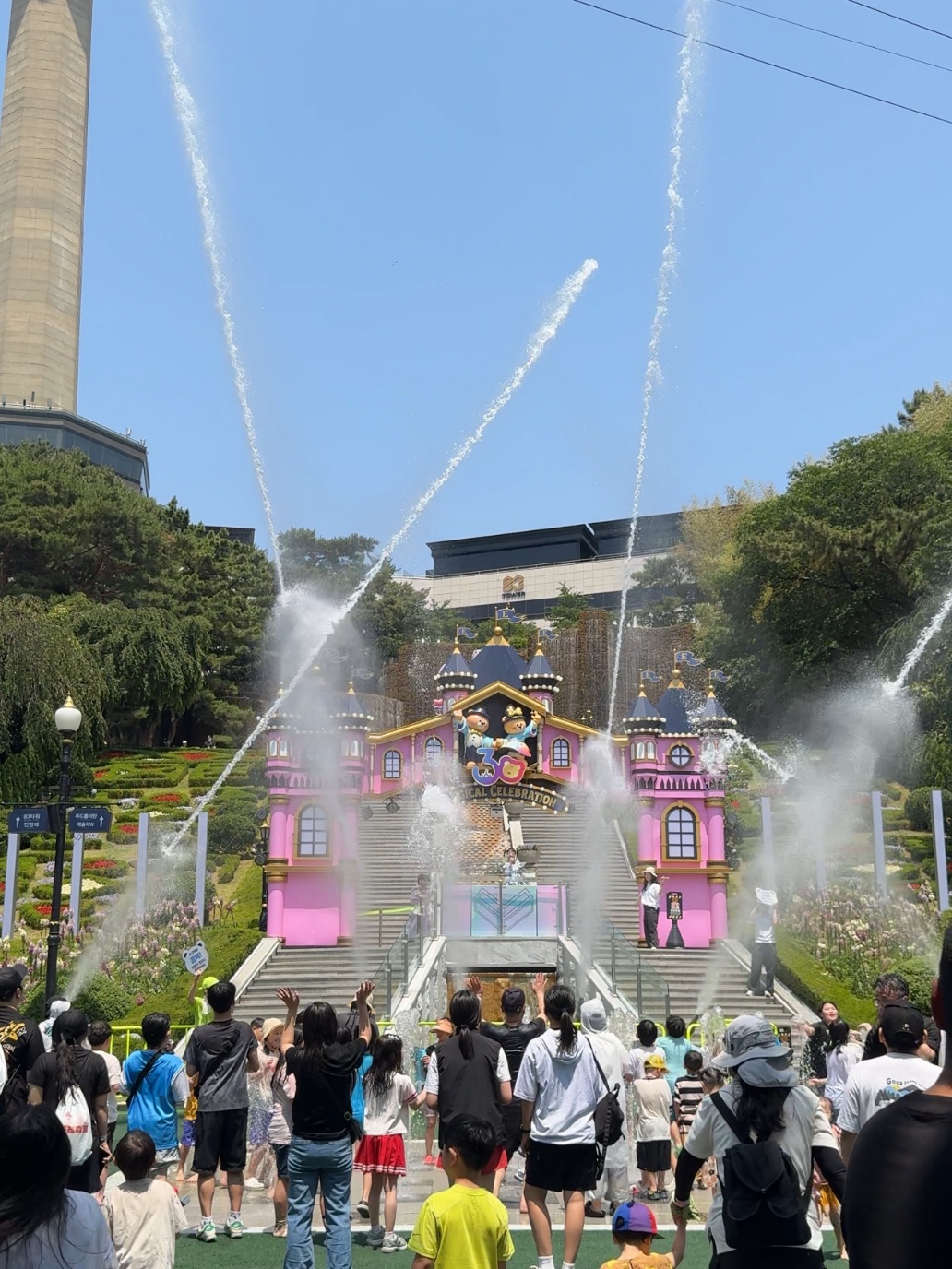 ▲고객들이 이월드가 매년 여름 선보이는 물놀이 축제인 '트로피컬 아쿠아월드'를 즐기고 있다.  (사진제공=이랜드)