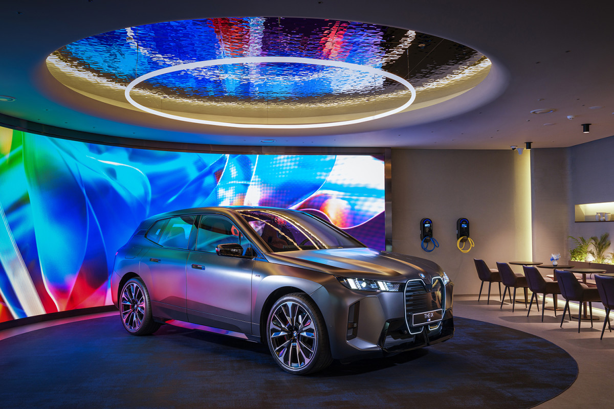 ▲서울 중구 BMW 차징 허브 라운지에 전시된 뉴 iX M70 xDrive (사진=BMW 코리아)