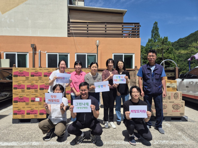 ▲엘지유니참이 한국한부모가족시설협회에 위생용품 기부하며 관계자들과 기념촬영을 하고 있다. (사진제공=엘지유니참)