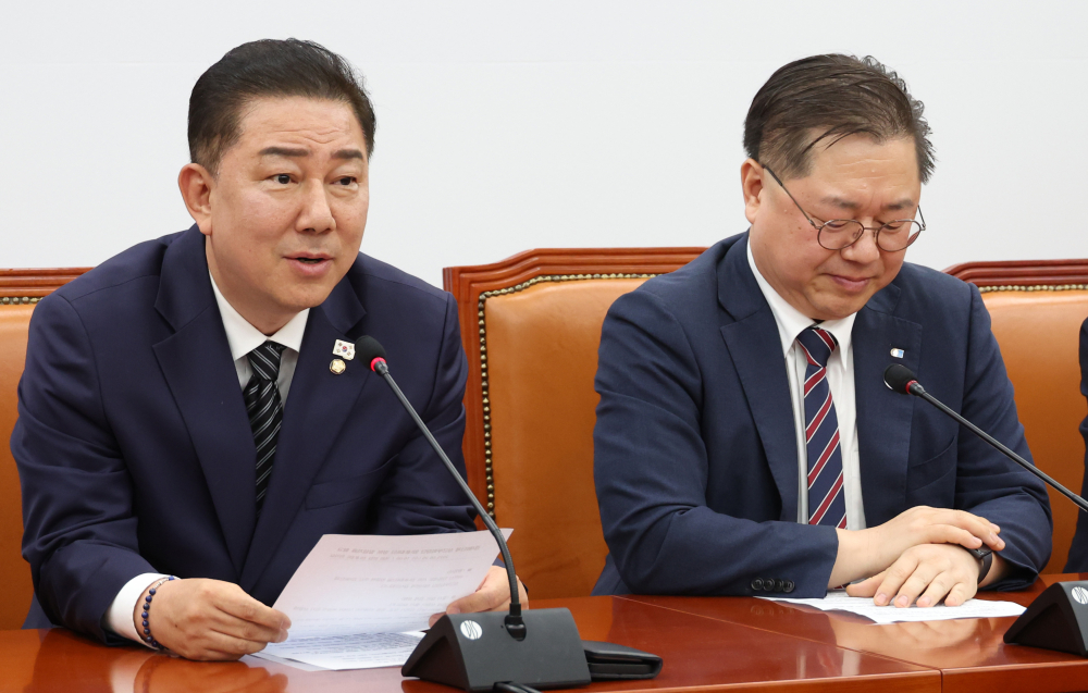 ▲김병기 더불어민주당 대표 직무대행 겸 원내대표가 25일 서울 여의도 국회에서 열린 경제6단체 부회장단과의 면담에서 발언을 하고 있다. 오른쪽은 박일준 대한상공회의소 상근부회장. ( 고이란 기자 photoeran@)