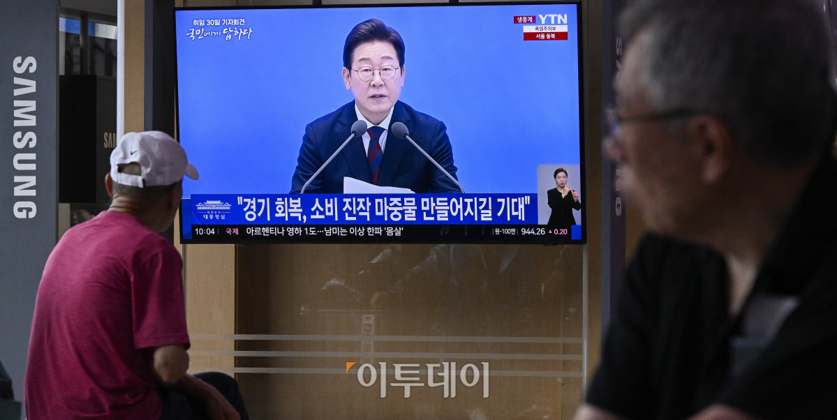 ▲3일 서울 용산구 서울역 대합실에서 시민들이 생중계되는 이재명 대통령 취임 30일 기자회견을 시청하고 있다. 조현호 기자 hyunho@