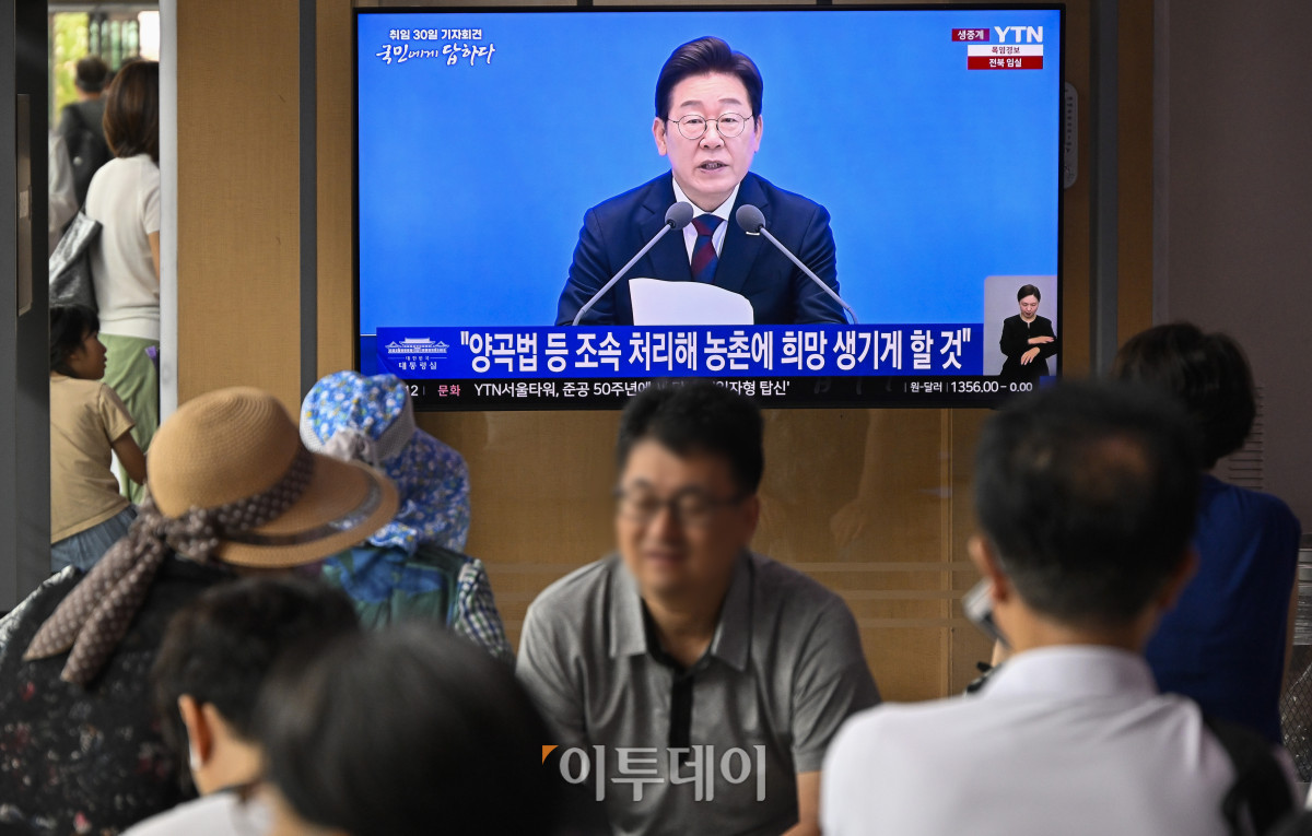 ▲3일 서울 용산구 서울역 대합실에서 시민들이 생중계되는 이재명 대통령 취임 30일 기자회견을 시청하고 있다. 조현호 기자 hyunho@