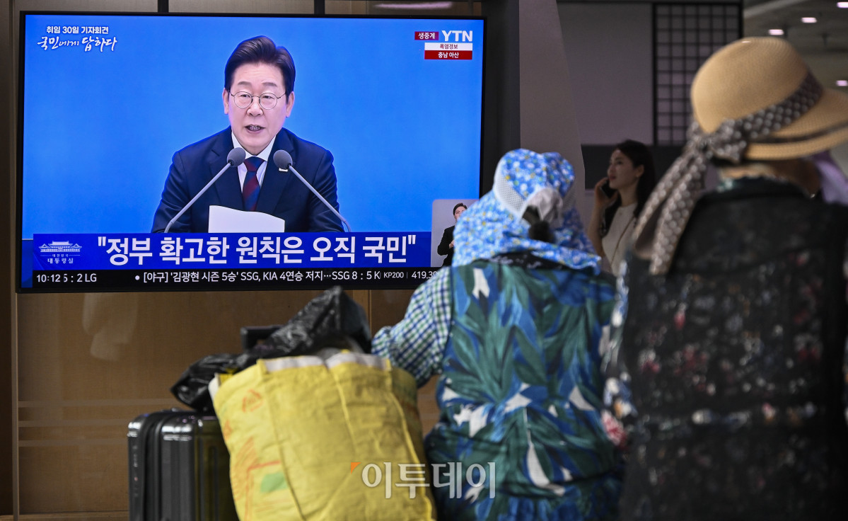 ▲3일 서울 용산구 서울역 대합실에서 시민들이 생중계되는 이재명 대통령 취임 30일 기자회견을 시청하고 있다. 조현호 기자 hyunho@