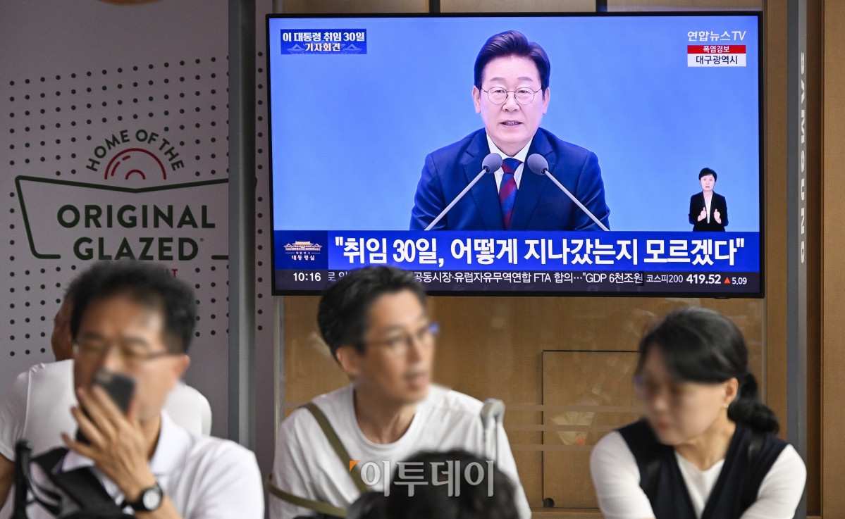 ▲3일 서울 용산구 서울역 대합실에서 이재명 대통령 취임 30일 기자회견이 생중계되고 있다. 조현호 기자 hyunho@