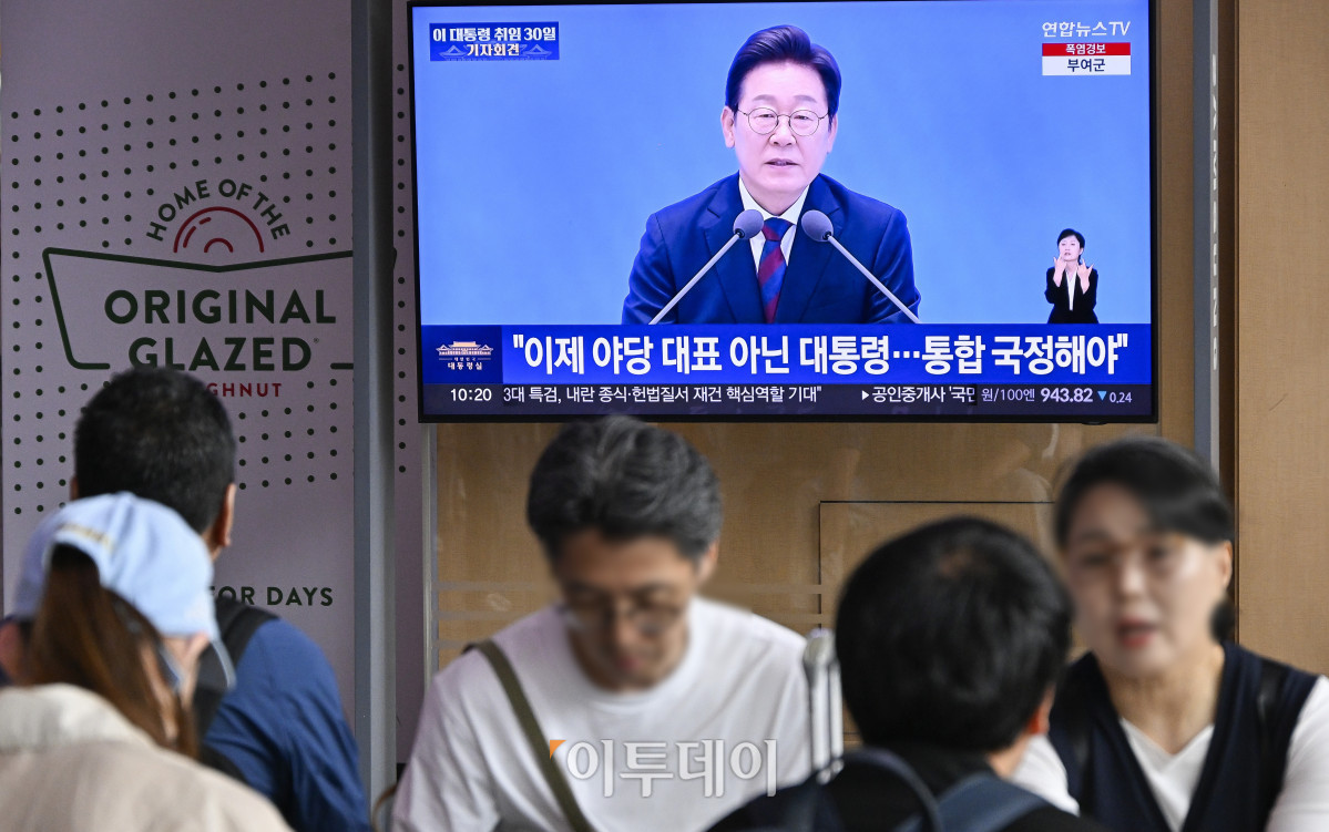 ▲3일 서울 용산구 서울역 대합실에서 이재명 대통령 취임 30일 기자회견이 생중계되고 있다. 조현호 기자 hyunho@