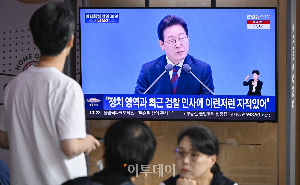 ▲3일 서울 용산구 서울역 대합실에서 시민들이 생중계되는 이재명 대통령 취임 30일 기자회견을 시청하고 있다. 조현호 기자 hyunho@