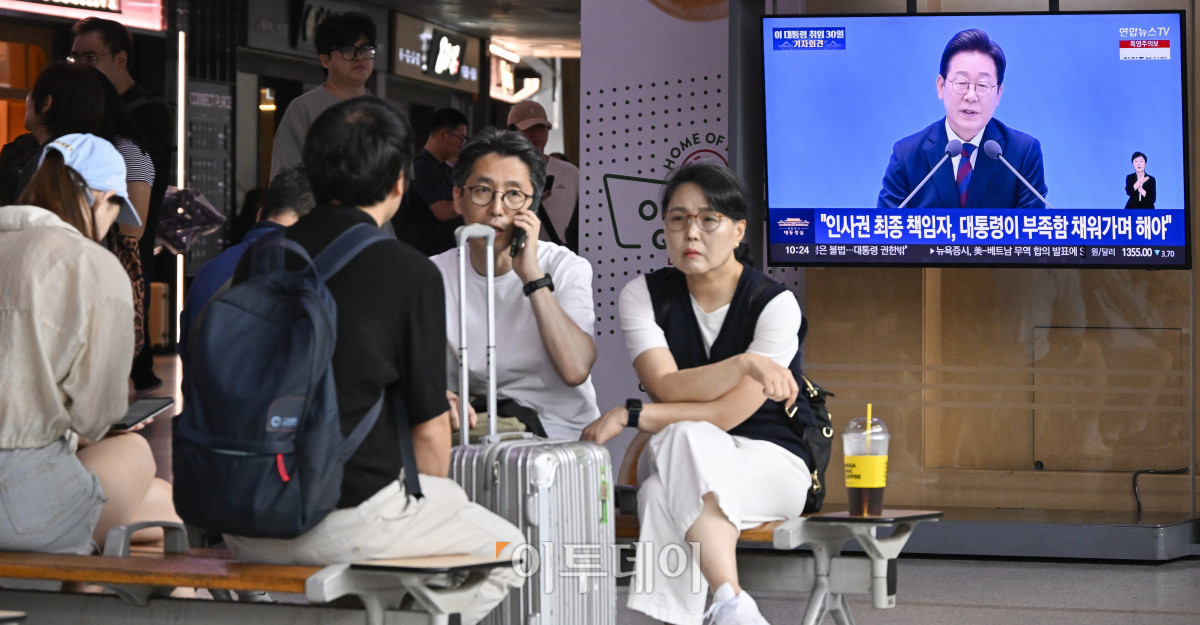 ▲3일 서울 용산구 서울역 대합실에서 이재명 대통령 취임 30일 기자회견이 생중계되고 있다. 조현호 기자 hyunho@