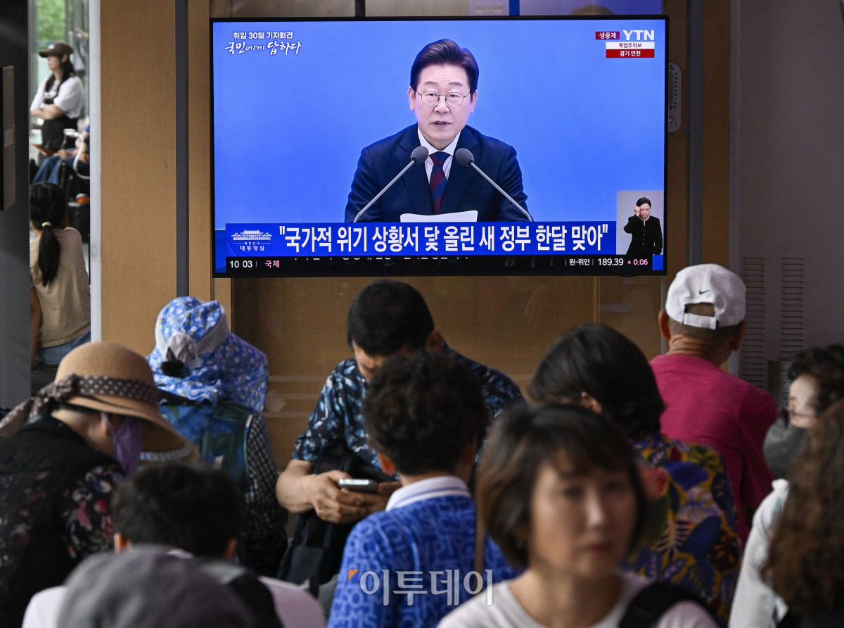 ▲3일 서울 용산구 서울역 대합실에서 시민들이 생중계되는 이재명 대통령 취임 30일 기자회견을 시청하고 있다. 조현호 기자 hyunho@