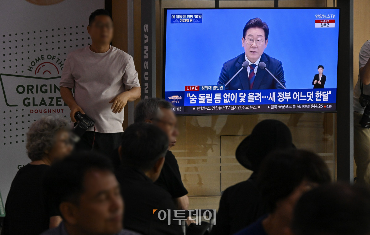 ▲3일 서울 용산구 서울역 대합실에서 시민들이 생중계되는 이재명 대통령 취임 30일 기자회견을 시청하고 있다. 조현호 기자 hyunho@