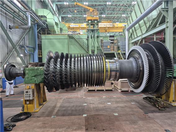 ▲국내 최초로 국산 기술을 활용하여 재생정비한 가스터빈 로터(회전축) (사진제공=한국남부발전)