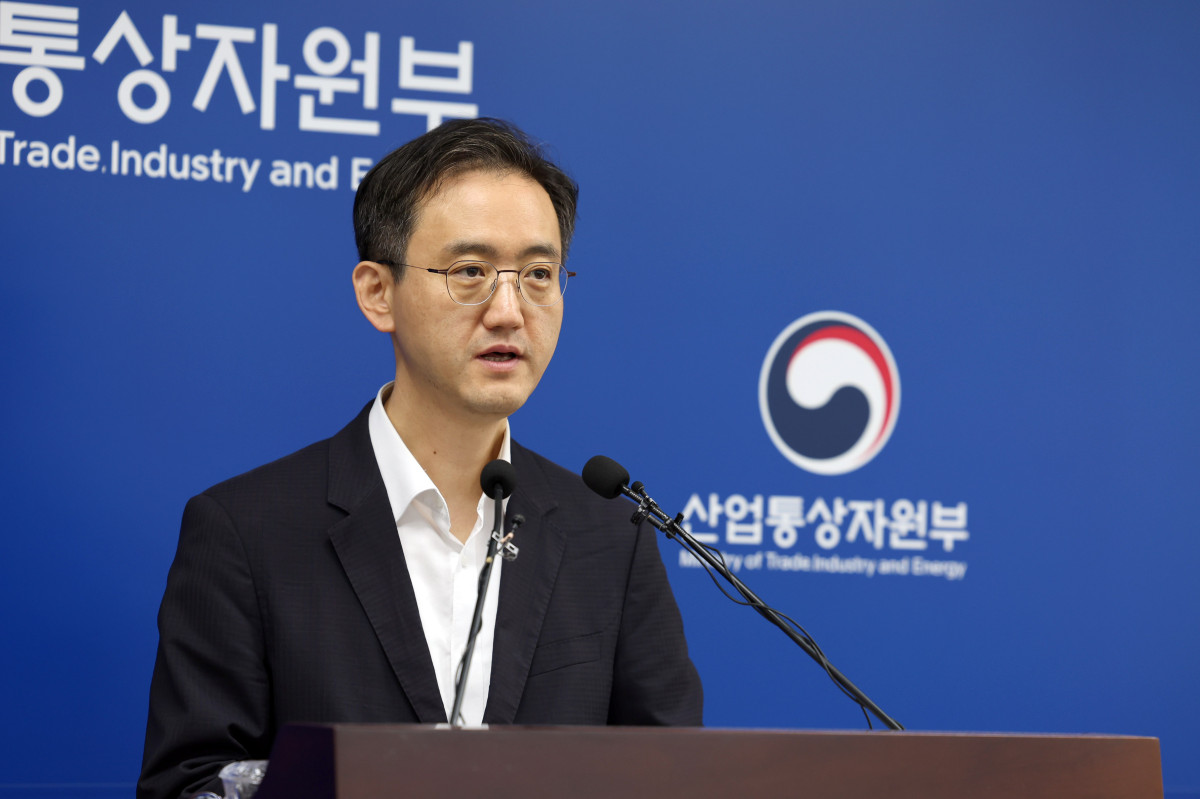 ▲유법민 산업통상자원부 투자정책관이 3일 정부세종청사에서 '2025년 상반기 누적 외국인직접투자 동향'을 발표하고 있다. (사진제공=산업통상자원부)