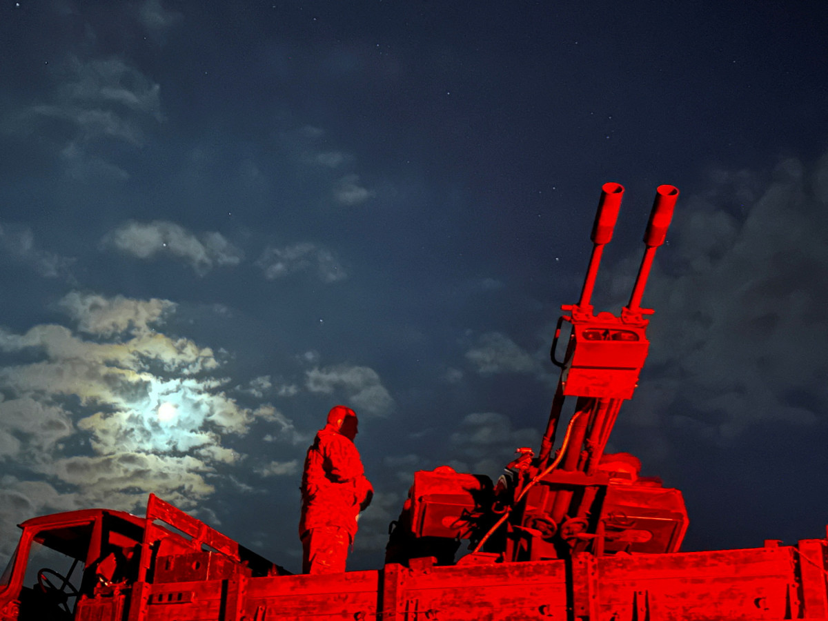 ▲1일(현지시간) 우크라이나 하르키우 지역에서 기동방공부대 군인들이 야간 근무 중 대공포를 준비하고 있다. (로이터연합뉴스)