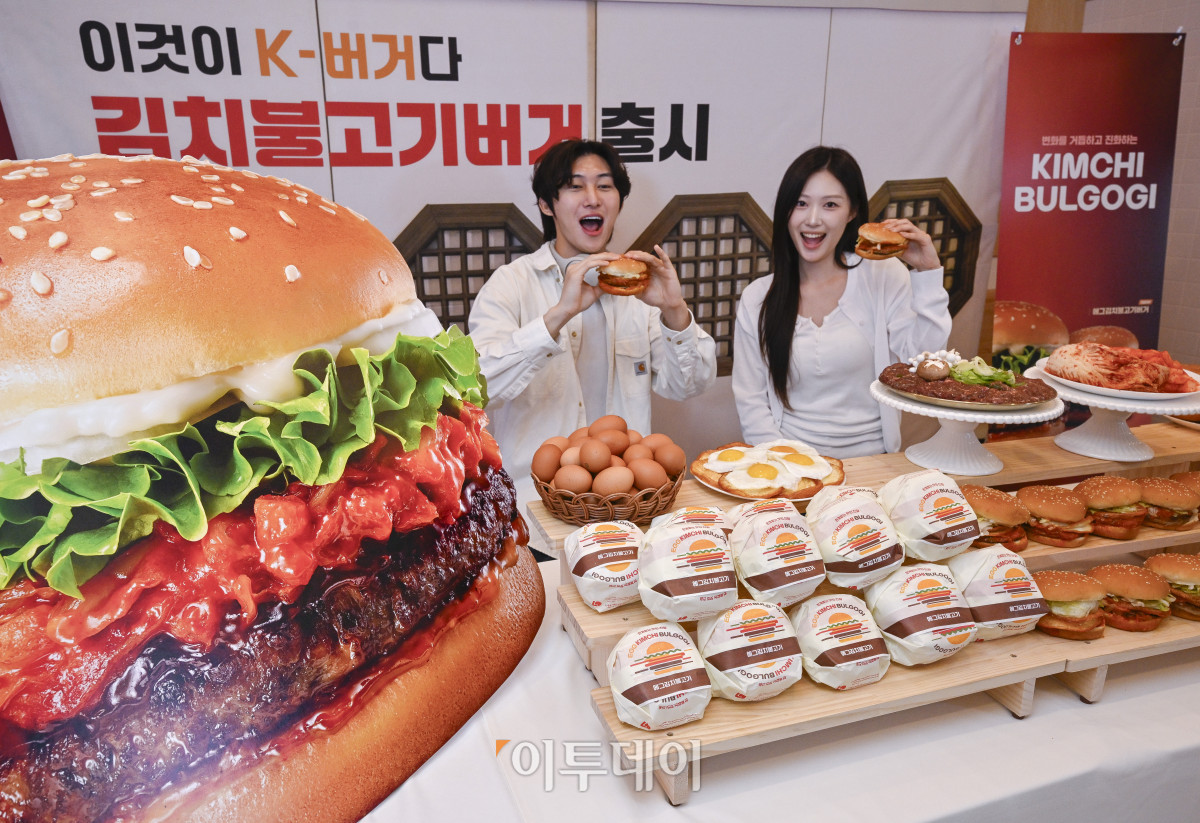 ▲3일 서울 용산구 롯데리아 숙대입구역점에서 열린 롯데리아, K-버거의 끝판왕 김치불고기버거 2종 출시 기념 행사에서 모델들이 신제품 김치불고기 버거를 선보이고 있다. 국내산 김치와 깍두기를 볶아 활용한 김치불고기버거는 에그김치불고기버거와 함께 2종으로 구성됐다. 조현호 기자 hyunho@