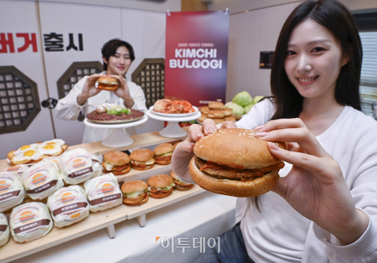 ▲3일 서울 용산구 롯데리아 숙대입구역점에서 열린 롯데리아, K-버거의 끝판왕 김치불고기버거 2종 출시 기념 행사에서 모델들이 신제품 김치불고기 버거를 선보이고 있다. 국내산 김치와 깍두기를 볶아 활용한 김치불고기버거는 에그김치불고기버거와 함께 2종으로 구성됐다. 조현호 기자 hyunho@