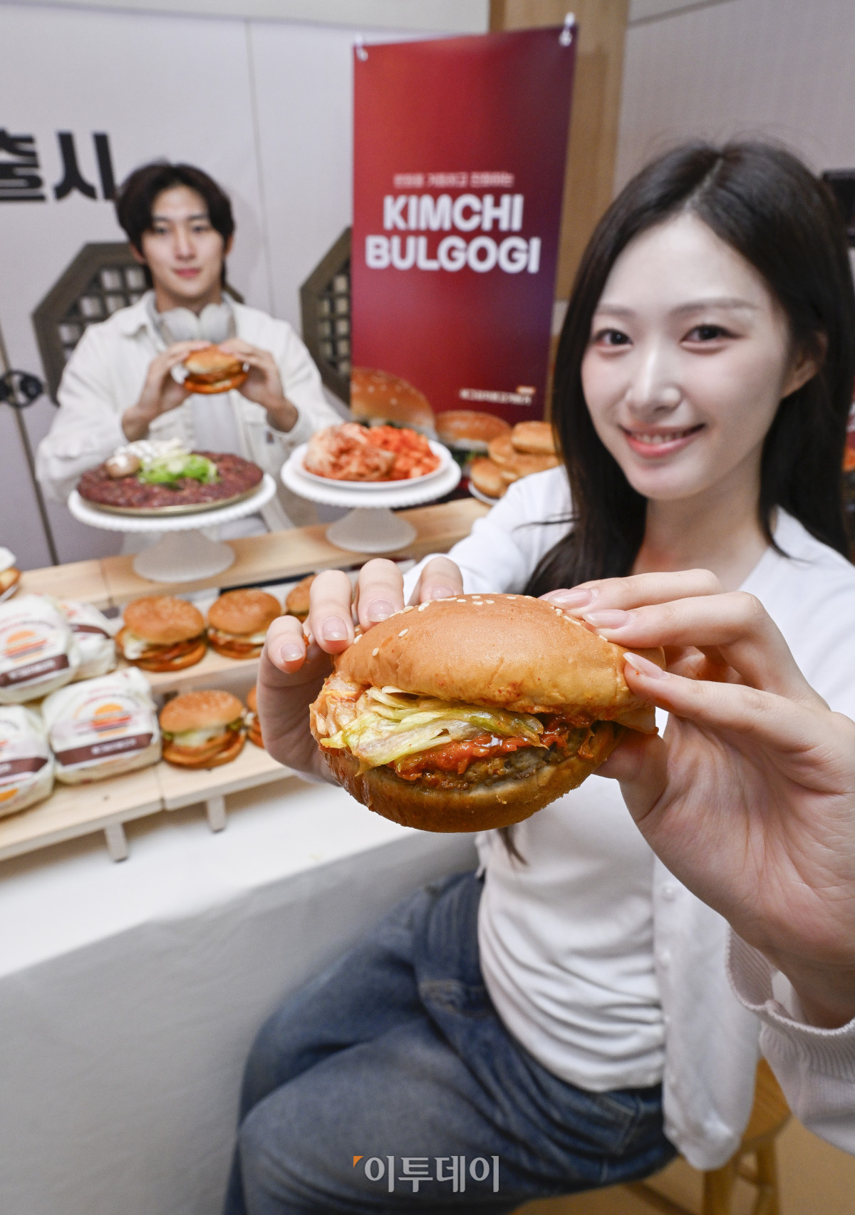 ▲3일 서울 용산구 롯데리아 숙대입구역점에서 열린 롯데리아, K-버거의 끝판왕 김치불고기버거 2종 출시 기념 행사에서 모델들이 신제품 김치불고기 버거를 선보이고 있다. 국내산 김치와 깍두기를 볶아 활용한 김치불고기버거는 에그김치불고기버거와 함께 2종으로 구성됐다. 조현호 기자 hyunho@