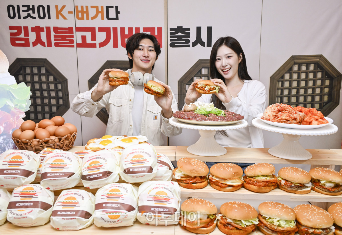 ▲3일 서울 용산구 롯데리아 숙대입구역점에서 열린 롯데리아, K-버거의 끝판왕 김치불고기버거 2종 출시 기념 행사에서 모델들이 신제품 김치불고기 버거를 선보이고 있다. 국내산 김치와 깍두기를 볶아 활용한 김치불고기버거는 에그김치불고기버거와 함께 2종으로 구성됐다. 조현호 기자 hyunho@