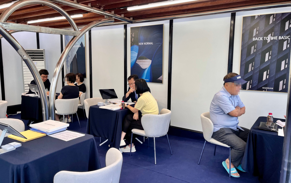 ▲개포우성7차 단지 내 마련된 삼성물산 홍보부스에서 조합원들이 설명을 듣고 있다. (정유정 기자 oiljung@)