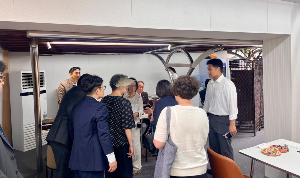 ▲개포우성7차 단지 내 마련된 대우건설 홍보부스에 조합원들이 방문한 모습. (정유정 기자 oiljung@)