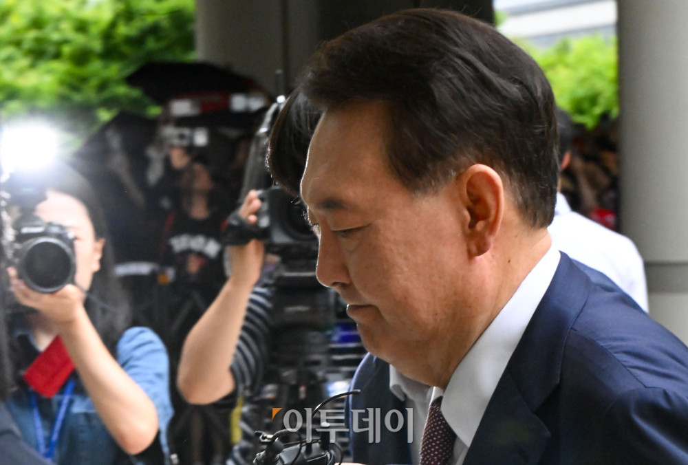 ▲윤석열 전 대통령이 3일 서울 서초구 서울중앙지방법원에서 열린 우두머리 혐의·직권남용 권리행사 방해 혐의 사건 9차 공판에 출석하고 있다. 사진공동취재단