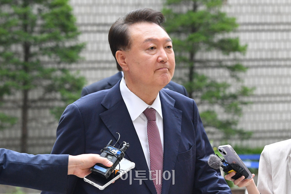 ▲윤석열 전 대통령이 3일 서울 서초구 서울중앙지방법원에서 열린 내란 우두머리 혐의·직권남용 권리행사 방해 혐의 사건 9차 공판에 출석하고 있다. 사진공동취재단