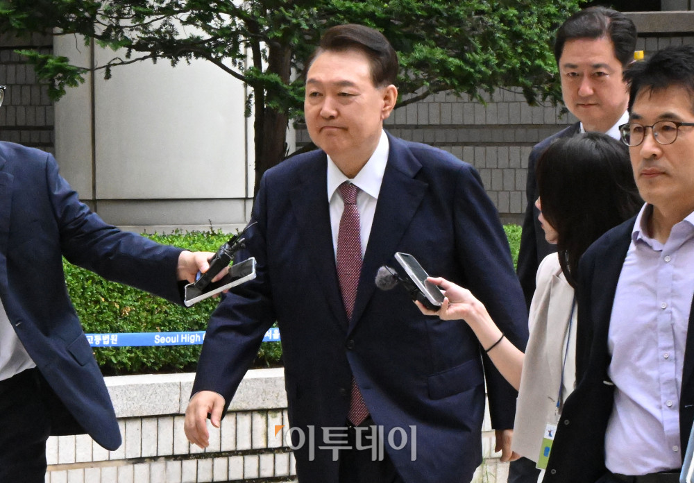 ▲윤석열 전 대통령이 3일 서울 서초구 서울중앙지방법원에서 열린 내란 우두머리 혐의·직권남용 권리행사 방해 혐의 사건 9차 공판에 출석하고 있다. 사진공동취재단