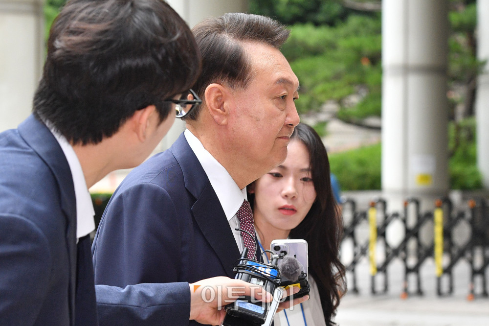 ▲윤석열 전 대통령이 3일 서울 서초구 서울중앙지방법원에서 열린 내란 우두머리 혐의·직권남용 권리행사 방해 혐의 사건 9차 공판에 출석하고 있다. 사진공동취재단