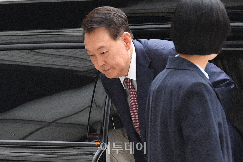 ▲윤석열 전 대통령이 3일 서울 서초구 서울중앙지방법원에서 열린 내란 우두머리 혐의·직권남용 권리행사 방해 혐의 사건 9차 공판에 출석하고 있다. 사진공동취재단