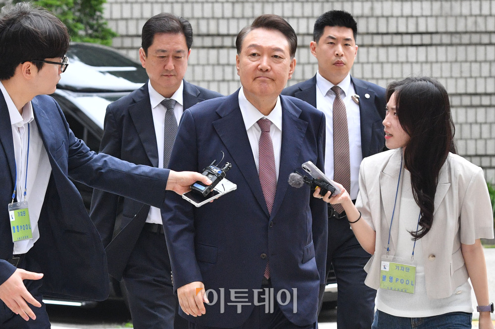 ▲윤석열 전 대통령이 3일 서울 서초구 서울중앙지방법원에서 열린 내란 우두머리 혐의·직권남용 권리행사 방해 혐의 사건 9차 공판에 출석하고 있다. 사진공동취재단