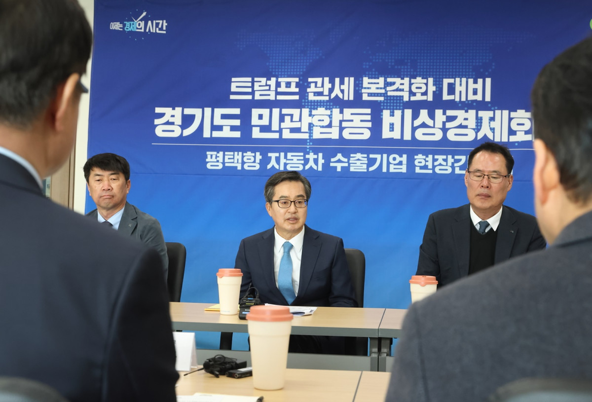 ▲김동연 경기도지사를 비롯한 참석자들이 평택항에서 열린 트럼프 관세 대응 비상경제회의 및 자동차 수출기업 현장간담회에 참석하고 있다. (경기도)