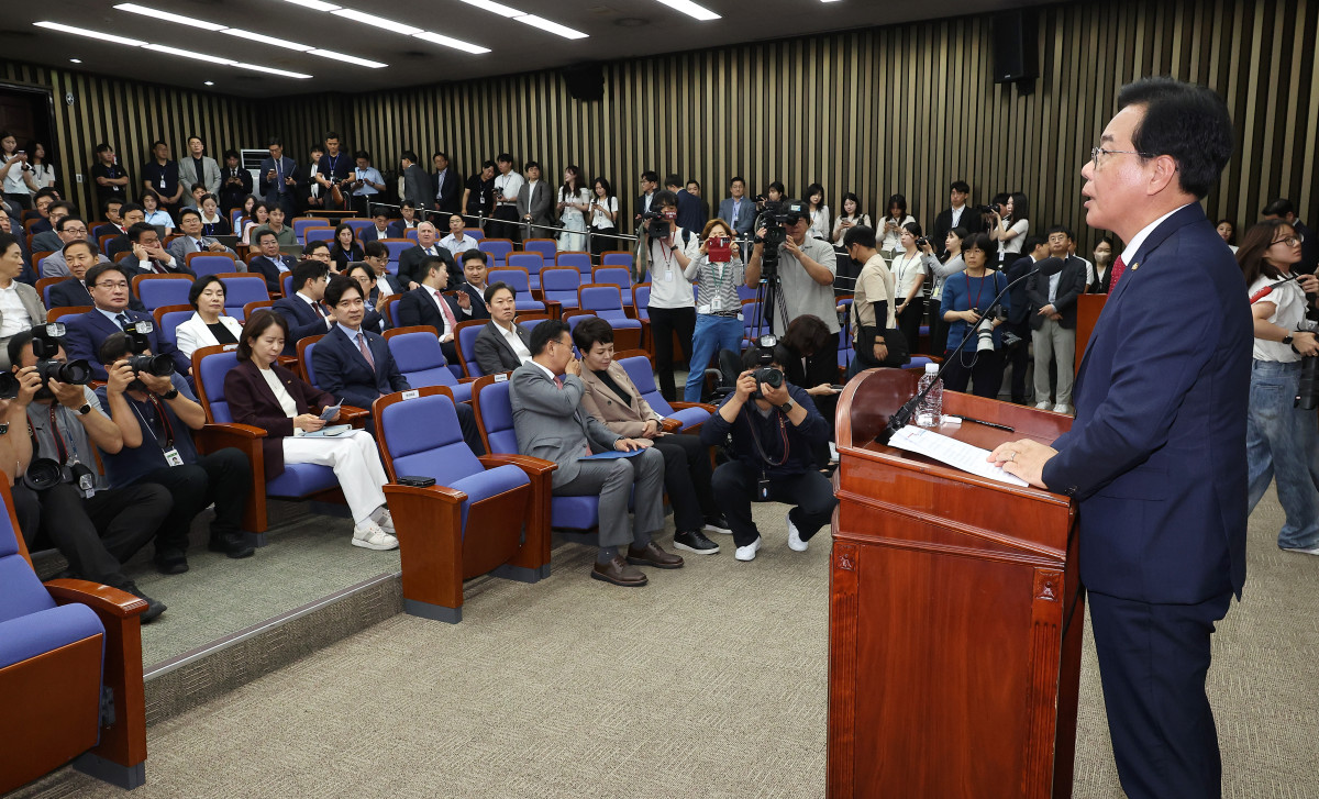 ▲국민의힘 송언석 비상대책위원장 겸 원내대표가 3일 국회에서 열린 의원총회에서 발언하고 있다. 2025.7.3 (연합뉴스)