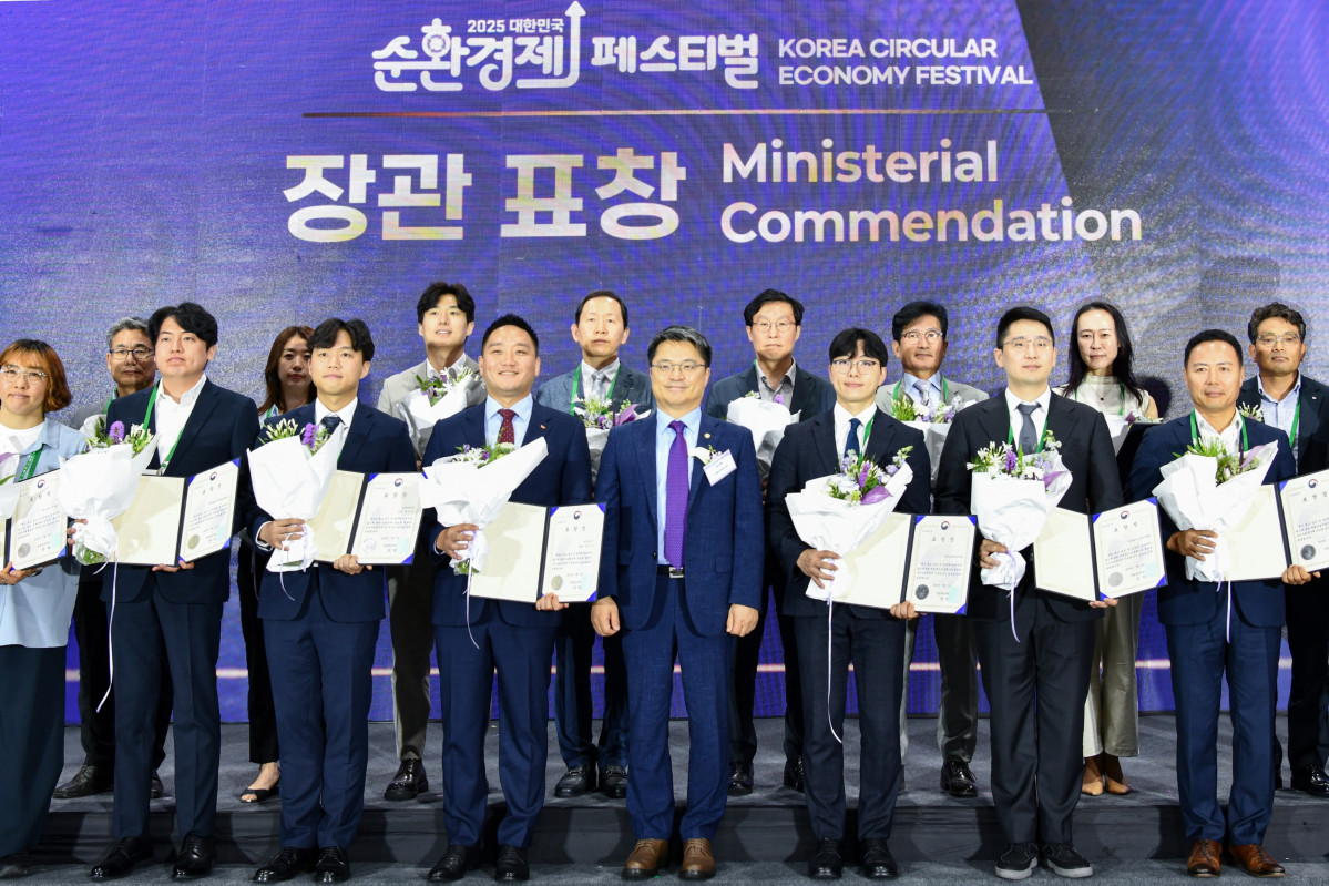 ▲문신학 산업통상자원부 1차관(앞줄 왼쪽 5번째)과 수상자 천아섬 고려아연 선임(앞줄 왼쪽 3번째) 등 순환경제 산업 유공 포상자들이 기념촬영 하는 모습 (고려아연)