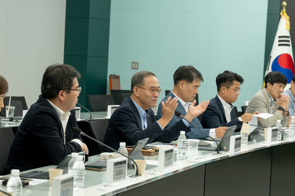 ▲농협금융은 지난 2일 서울 중구 본사에서 지주·계열사 ESG 담당 임원들이 참석한 가운데 제1차 농협금융 ESG전략협의회를 개최했다. 이찬우 회장(왼쪽에서 두 번째)이 회의를 주재하고 있다. (사진제공=NH농협금융)