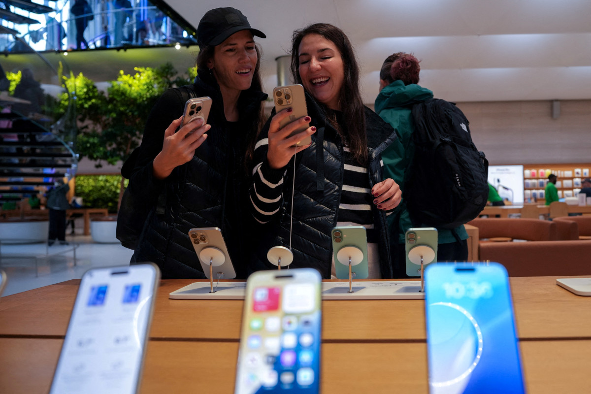 ▲미국 뉴욕시 5번가에 있는 애플 매장에서 방문객들이 아이폰을 살펴보고 있다.  (뉴욕/로이터연합뉴스)