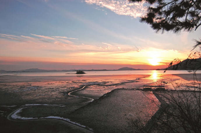 ▲제주 화산섬과 용암동굴 일대에서 4일부터 2025년 세계유산축전이 열린다. 아름다운 일몰이 바다와 하늘에 고요하게 펼쳐진 모습. (사진제공 국가유산청 )