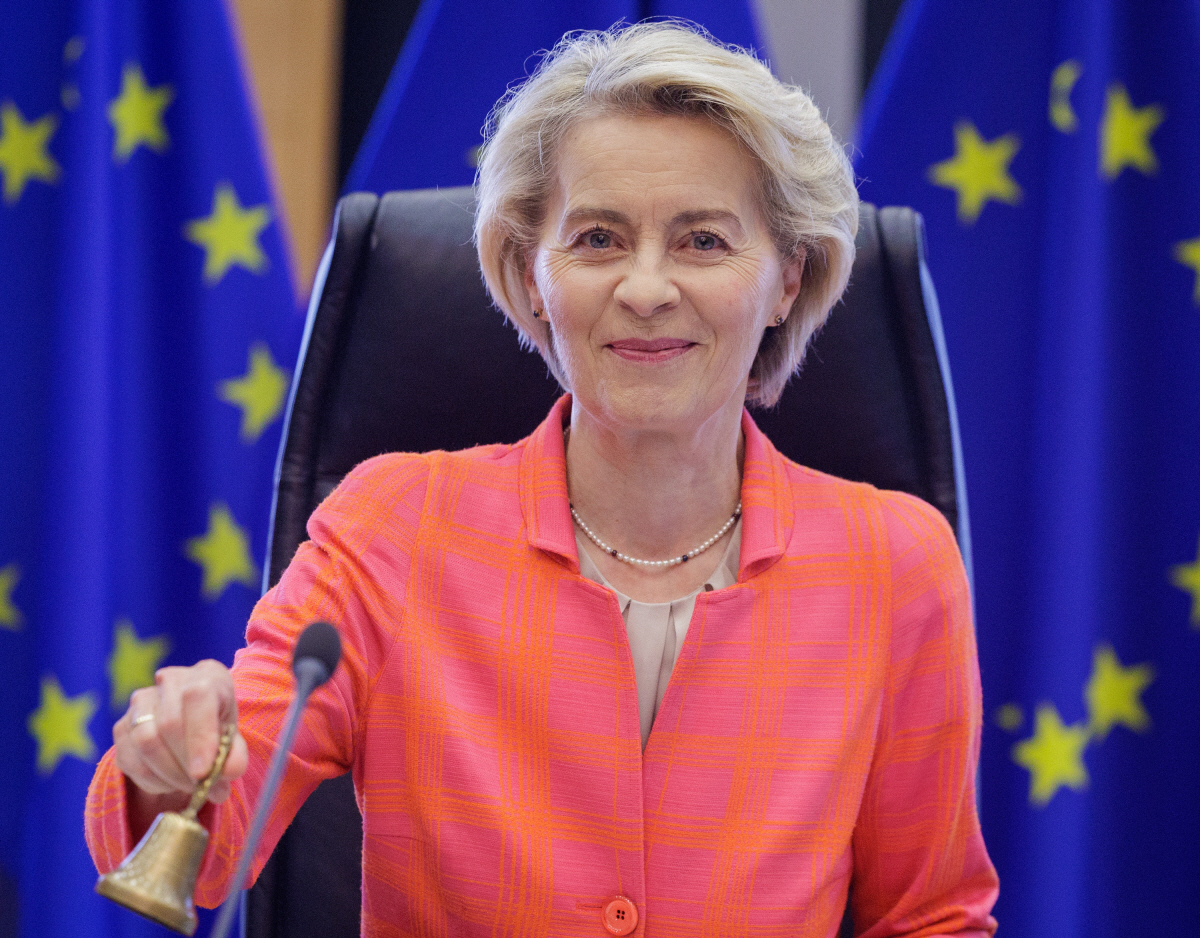 ▲우르줄라 폰데어라이엔 유럽연합(EU) 집행위원장이 2일(현지시간) 회의를 알리는 종을 흔들고 있다. 브뤼셀/EPA연합뉴스