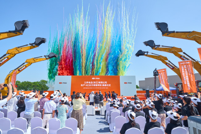 ▲3일 중국 절강성 자싱시 마자방로에서 열린 ‘삼양식품(절강) 자싱공장 착공식’에서 참석자들이 축포 퍼포먼스를 지켜보고 있다. (사진제공=삼양식품)