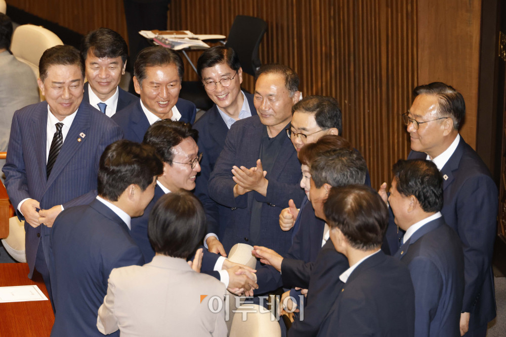 ▲김민석 국무총리 후보자가 3일 서울 여의도 국회 본회의에서 본인의 임명동의안이 가결되자 동료 의원들에게 축하를 받고 있다. 고이란 기자 photoeran@